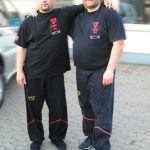 Hier wird Sifu JHN von Birger Rosin aus Grimmen (Mecklenburg-Vorpommern) besucht. Beide lernten sich Ende der 90er Jahre kennen, als es in den Internet-Foren und Newsgroups die Ehre der EWTO zu verteidigen galt.