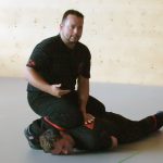 Sifu Jan-Holger Nahler demonstriert mit Assistent Sifu Christian Günter Zugriffs- und Fixierungstechniken vor Polizeianwärtern