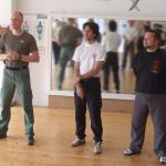 Sifu JHN mit seinen befreundeten Kollegen Sifu Lars Lipke und Sifu Andreas Wirtz auf der legendären Hellweek 2007 in Wülfrath (mit WingTsun, Escrima, Muay Thai und Schießen: LaserShot, Compoundbogen, großkalibrige Kurz- & Langwaffen