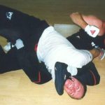 Sifu Jan-Holger Nahler mit Wolfgang B. beim Anti-Bodenkampf Ende der 90er Jahre. Bodenmatten hatten wir keine. Es musste einfach nur funktionieren.