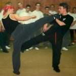 Sifu JHN mit Trainingskollegen und Freund Jens Mewissen bei der Demonstration einer Kick-Abwehr in der alten Gymnastikhalle der Universität Koblenz am Oberwerth 1993. In diesem Umfeld startete Sifu Jan-Holger Nahler im Herbst 1992 den Unterricht der (ersten) WingTsun-Schule in Koblenz.