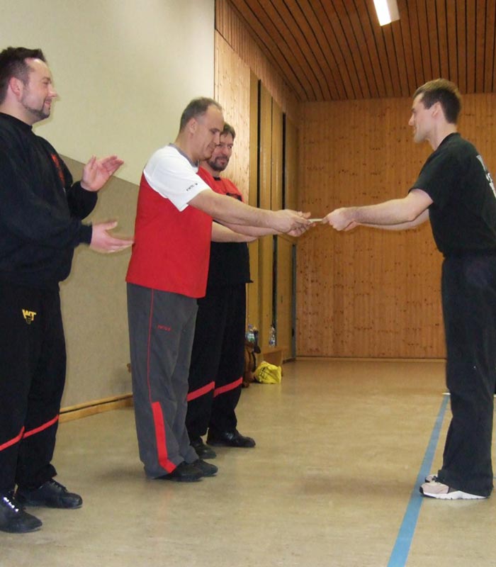 Sifu André mit Sifu Andreas Gross bei der Urkundenübergabe zum 1. Lehrergrad Sifu André mit Sifu Andreas Gross bei der Urkundenübergabe zum 1. Lehrergrad