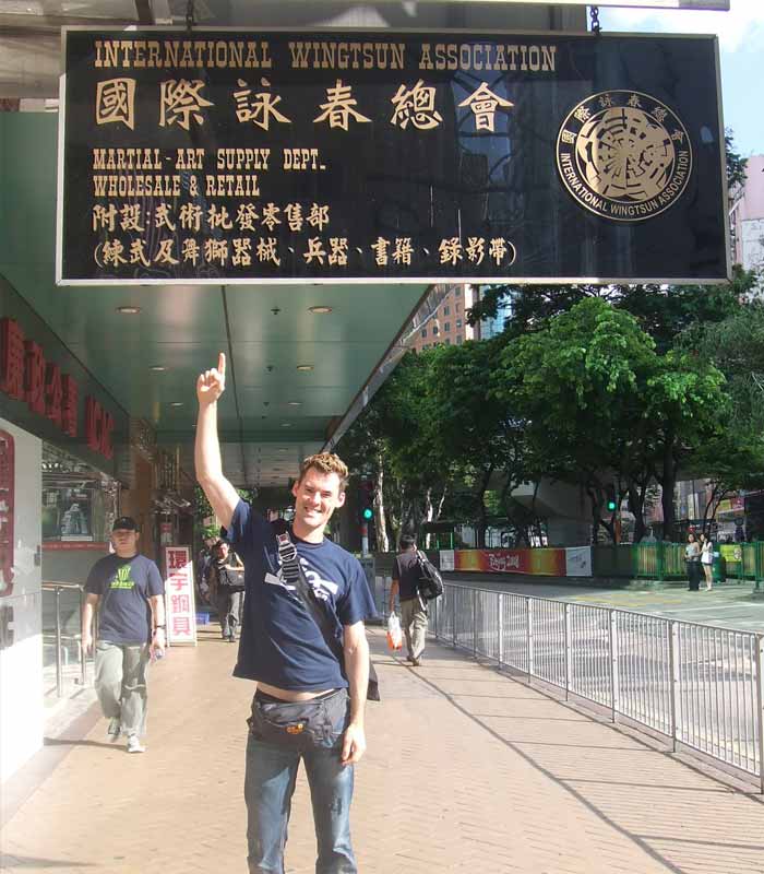 Sifu André Schütte vor der WingTsun-Mutterschule in HongKong Sifu André Schütte vor der WingTsun-Mutterschule in HongKong