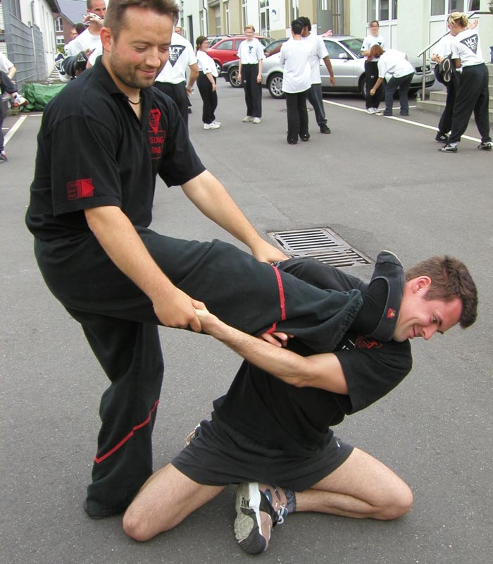 Sifu André, als er von Sifu Jan-Holger nonverbal die Hierarchie erklärt bekommt ;-) Sifu André, als er von Sifu Jan-Holger nonverbal die Hierarchie erklärt bekommt ;-)