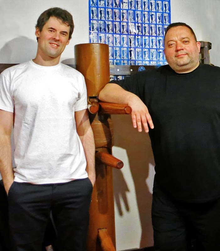Sifu André Schütte mit seinem Lehrer Sifu Jan-Holger Nahler an der Holzpuppe Sifu André Schütte mit seinem Lehrer Sifu Jan-Holger Nahler an der Holzpuppe