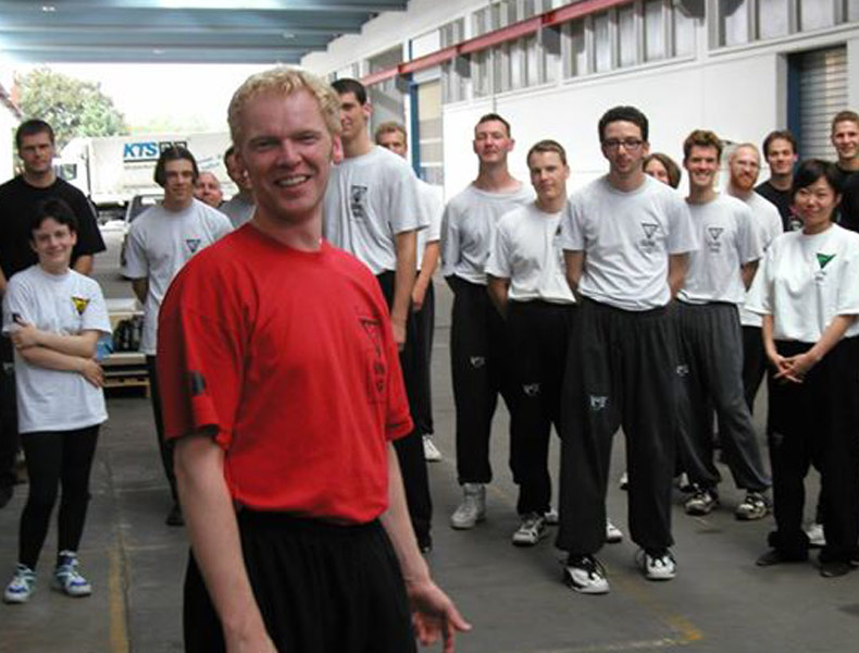 Sifu André 2004 auf einem Sifu-Edel-Lehrgang in Leichlingen (5. von rechts) Sifu André 2004 auf einem Sifu-Edel-Lehrgang in Leichlingen (5. von rechts)