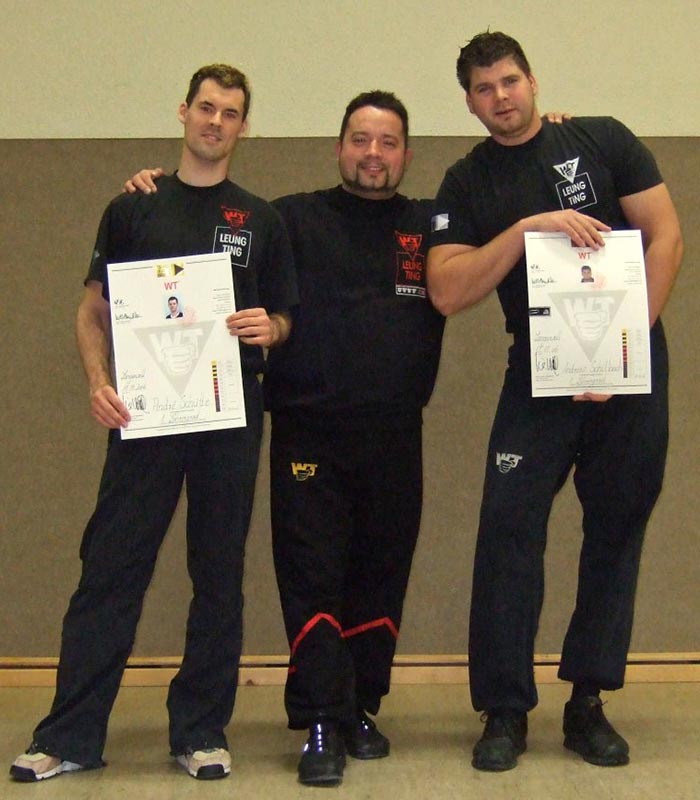 Sifu André mit Sifu Jan-Holger Nahler und Andreas Schilbach nach frisch bestandenem 1. Lehrergrad (1. Technikergrad) 2006 Sifu André mit Sifu Jan-Holger Nahler und Andreas Schilbach nach frisch bestandenem 1. Lehrergrad (1. Technikergrad) 2006