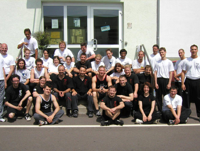 Sifu André als 12. SG beim SummerCamp 2004 in Leichlingen mit Sifu Jan-Holger Nahler, Sifu Thommy Böhlig und Sifu Stefan Tebbe Sifu André als 12. SG beim SummerCamp 2004 in Leichlingen mit Sifu Jan-Holger Nahler, Sifu Thommy Böhlig und Sifu Stefan Tebbe